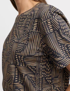 CENTRAL GEOMTRIC PRINT TEE