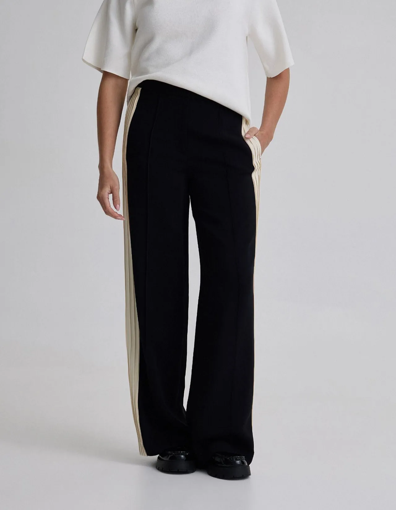 INES CONTRAST PANEL PANTS