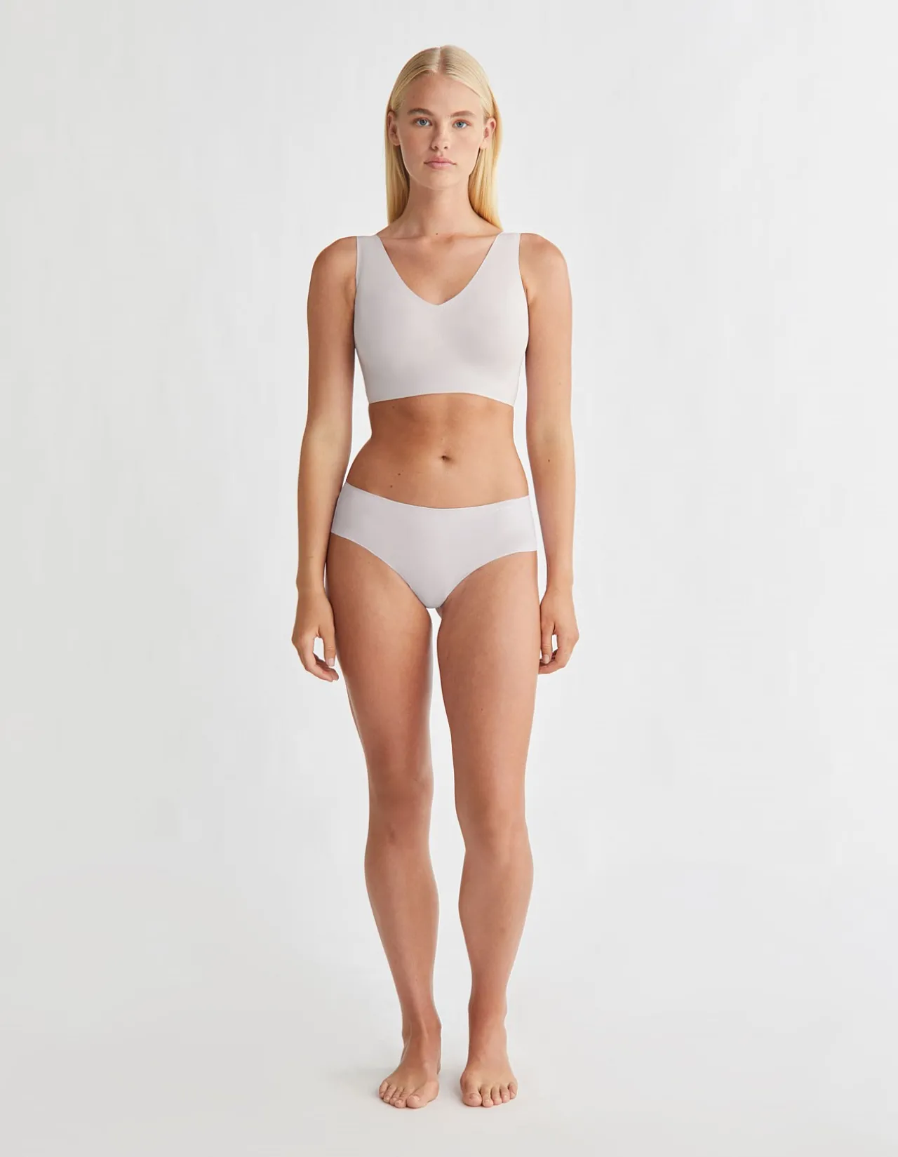INVISIBLES COMFORT LIGHTLY LINED BRALETTE V NECK