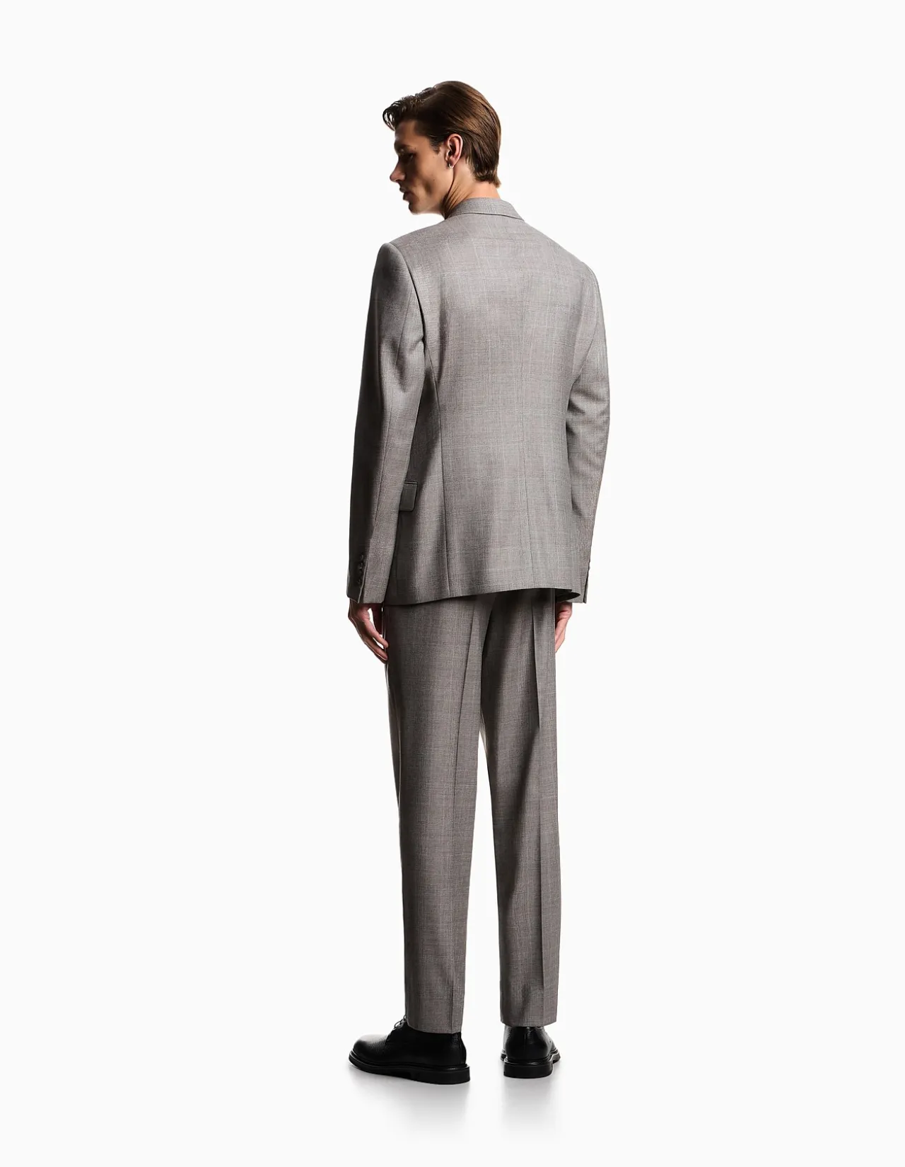 MAN'S DOUBLE BREASTED WOOL SUIT WITH SHARP PEAK LAPEL