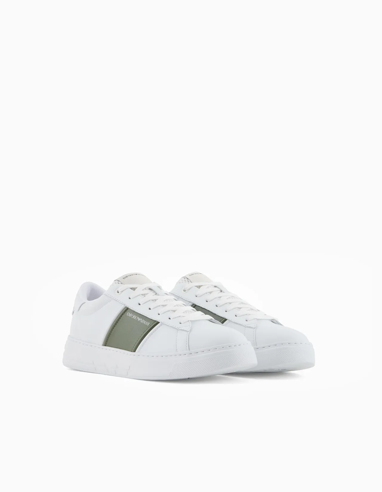 MAN'S LOW TOP LEATHER SNEAKER WITH CONTRASTING PANEL