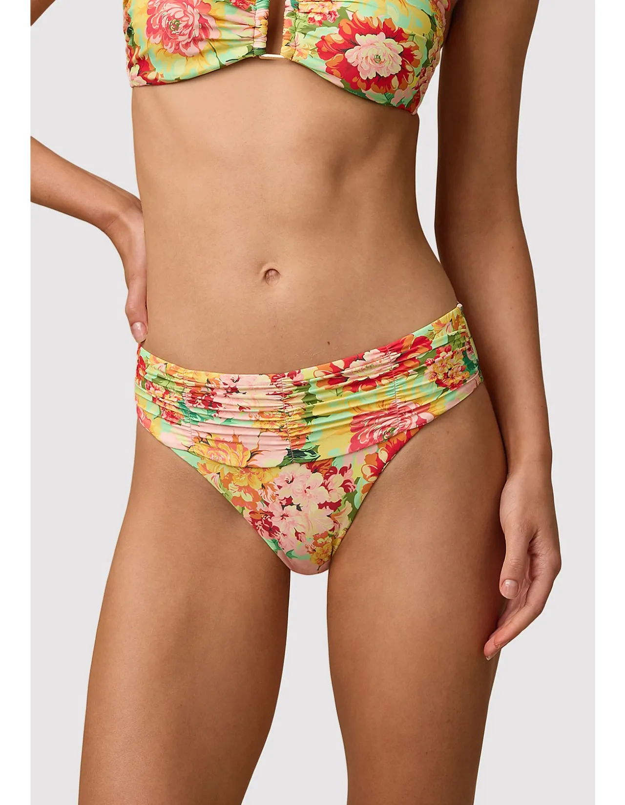 Mid Rise Ruched Pant