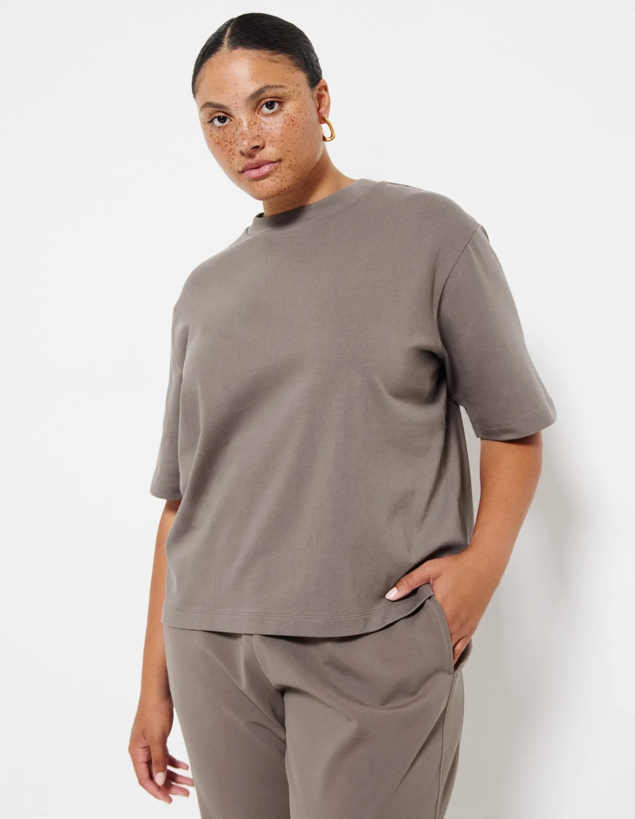 MODERN TEE