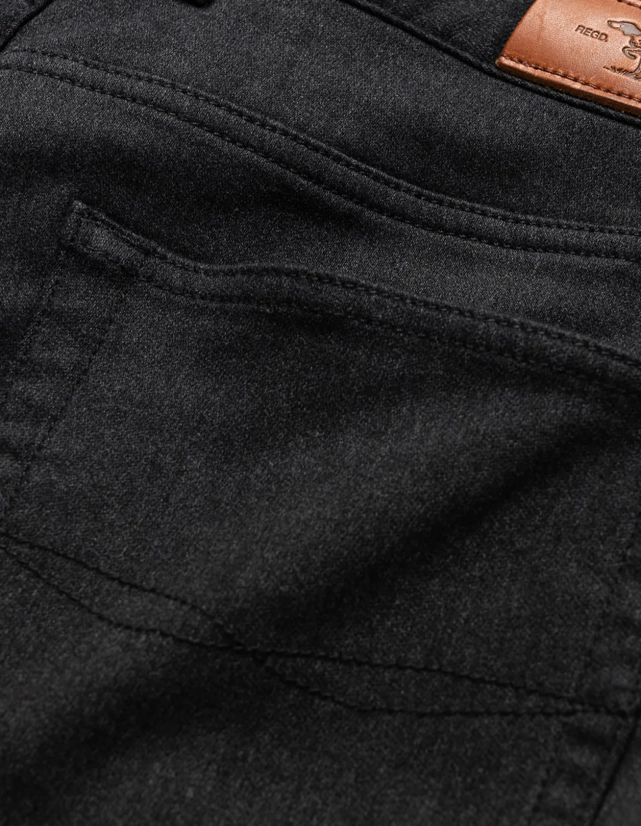 Motion 2 Straight Fit Onyx 76 cm Leg Jeans