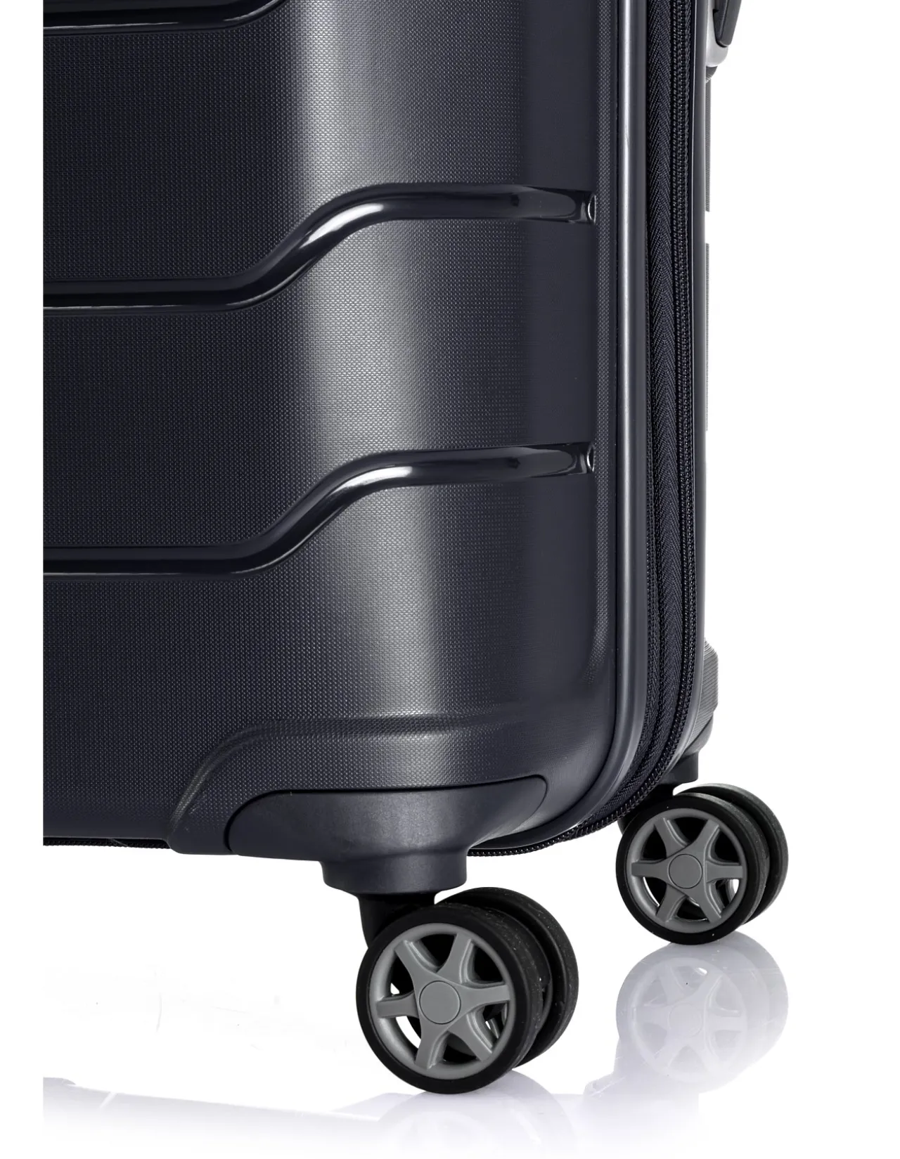 Oc2Lite 75cm Expandable Large Suitcase Black
