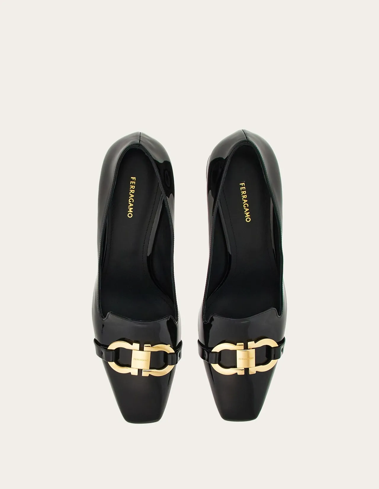PUMP SHOE WITH GANCINI ORNAMENT