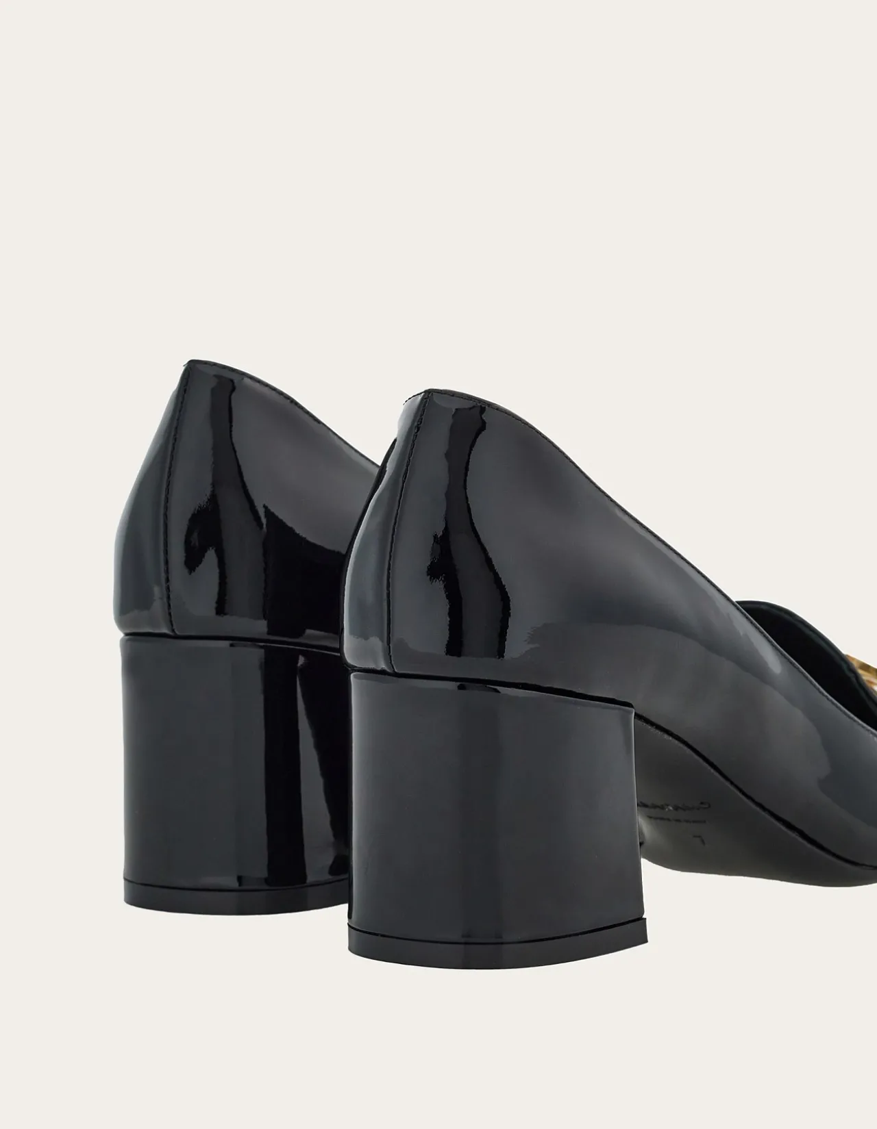 PUMP SHOE WITH GANCINI ORNAMENT