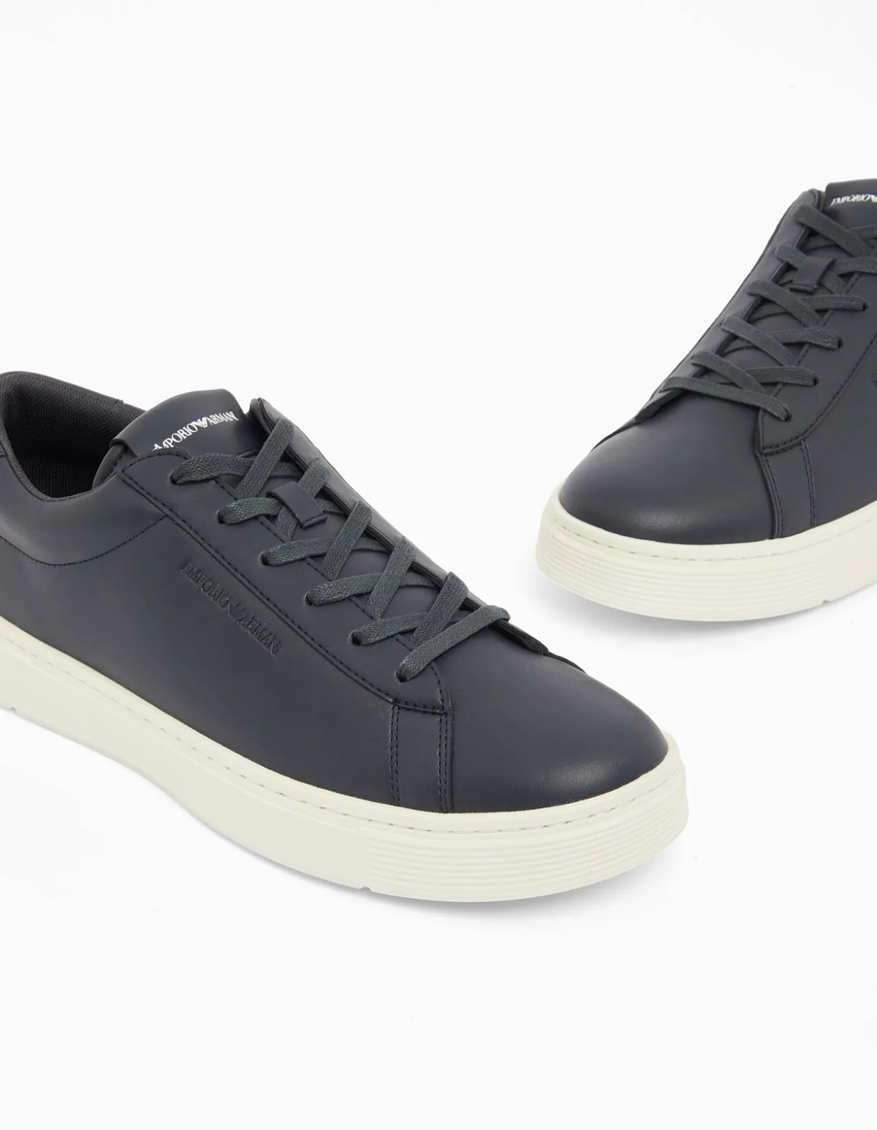 Runn Spors-Style Sneaker with Embossed Logo