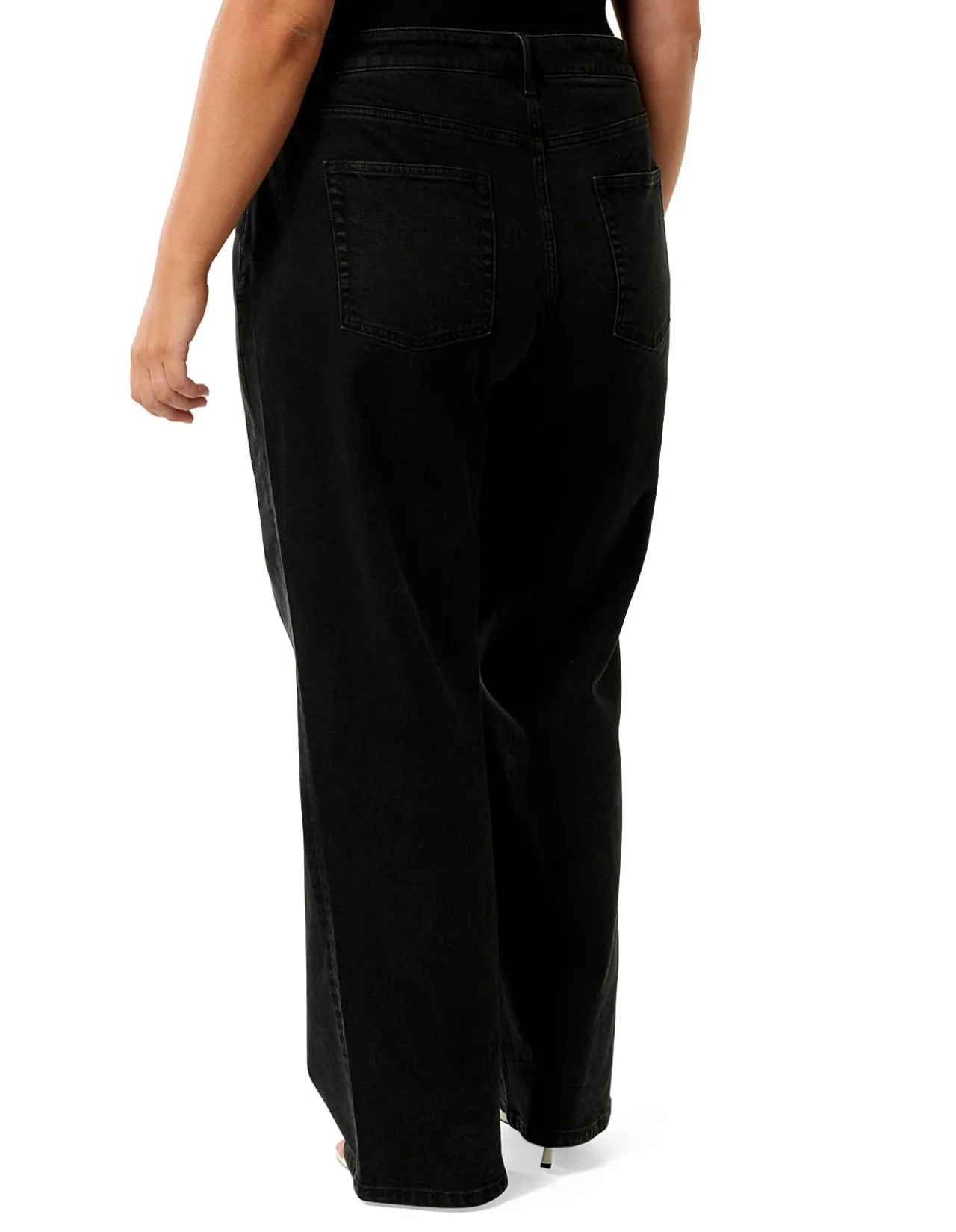 Skyla Curve Black Wash Straight Leg Jeans
