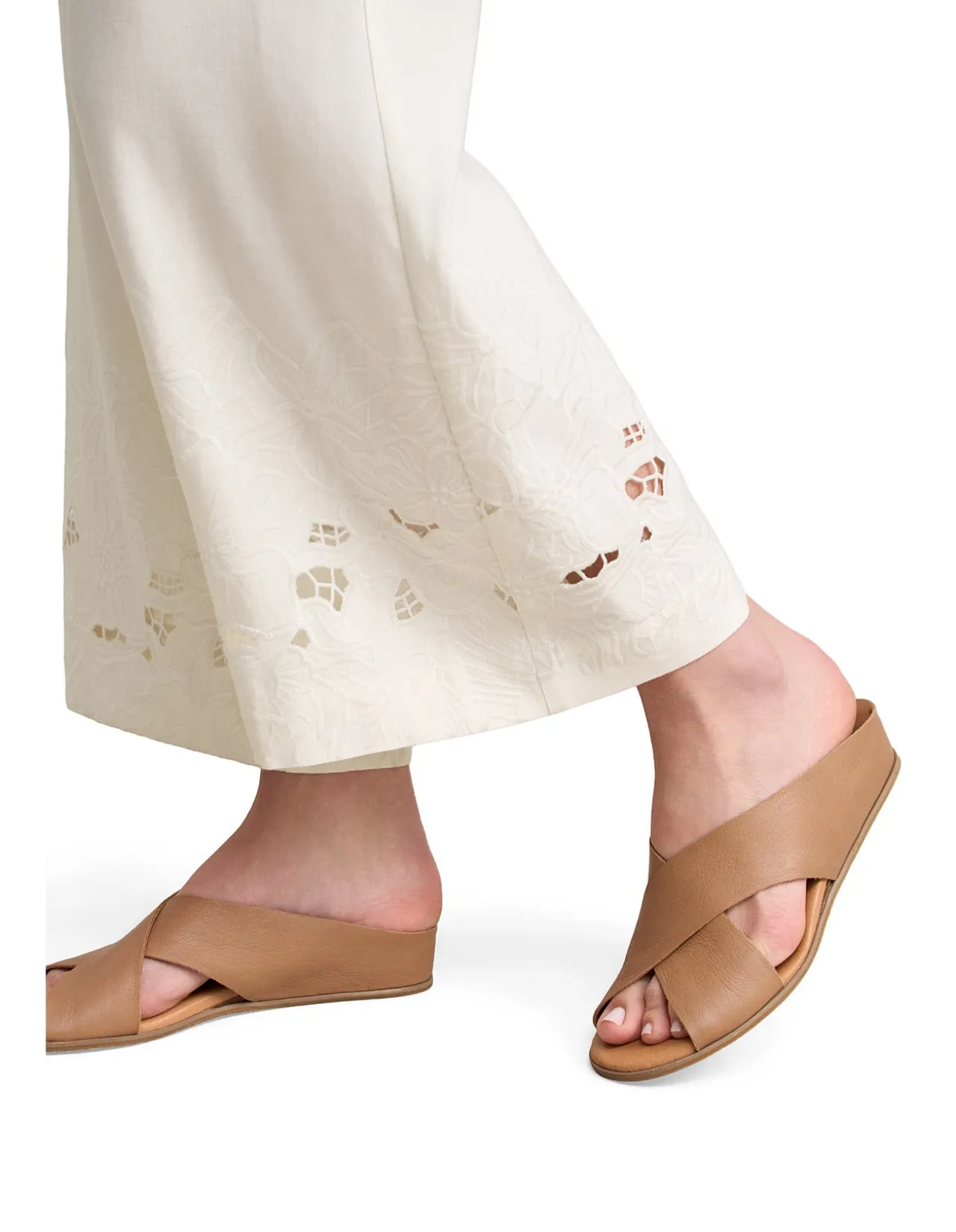 7/8th Embroidered Pant