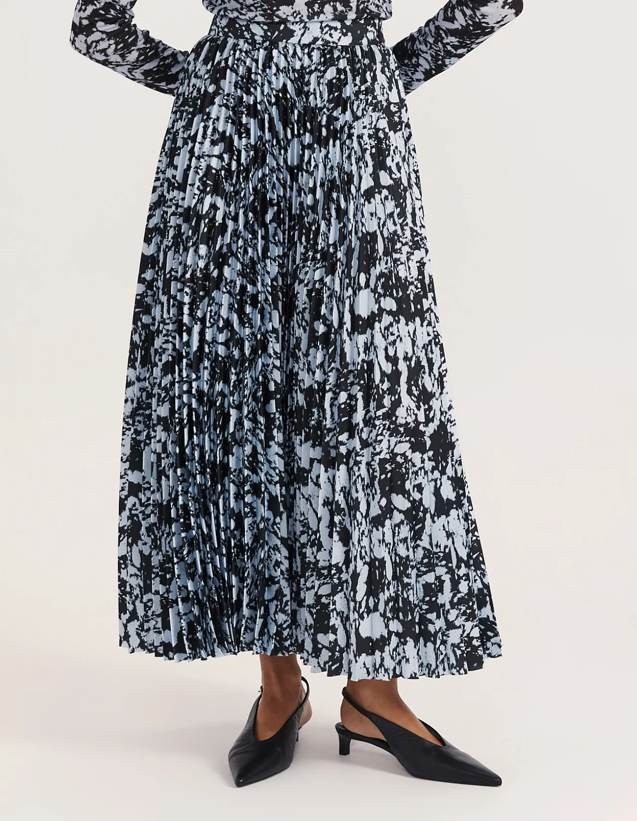 TRUFFLE PLEATED MIDI SKIRT