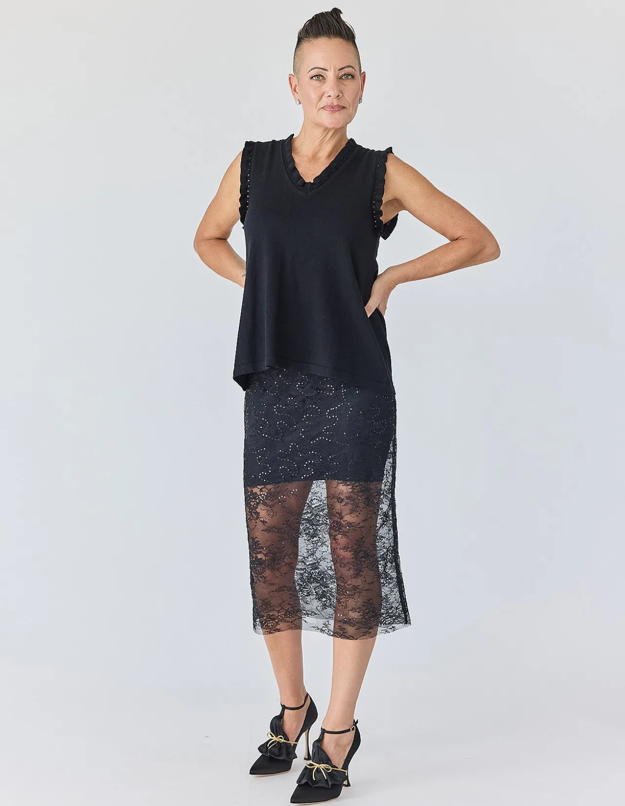 V-NECK FRILL SHELL KNIT IN BLACK