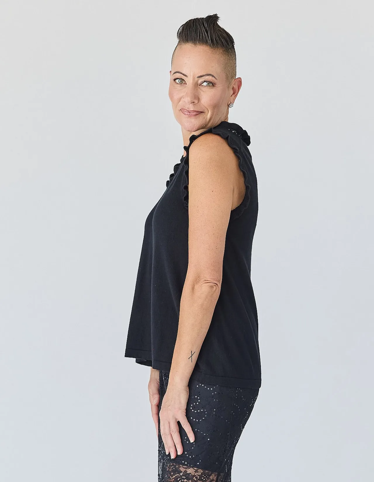 V-NECK FRILL SHELL KNIT IN BLACK