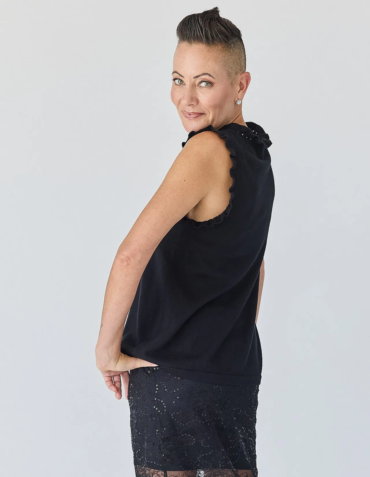 V-NECK FRILL SHELL KNIT IN BLACK